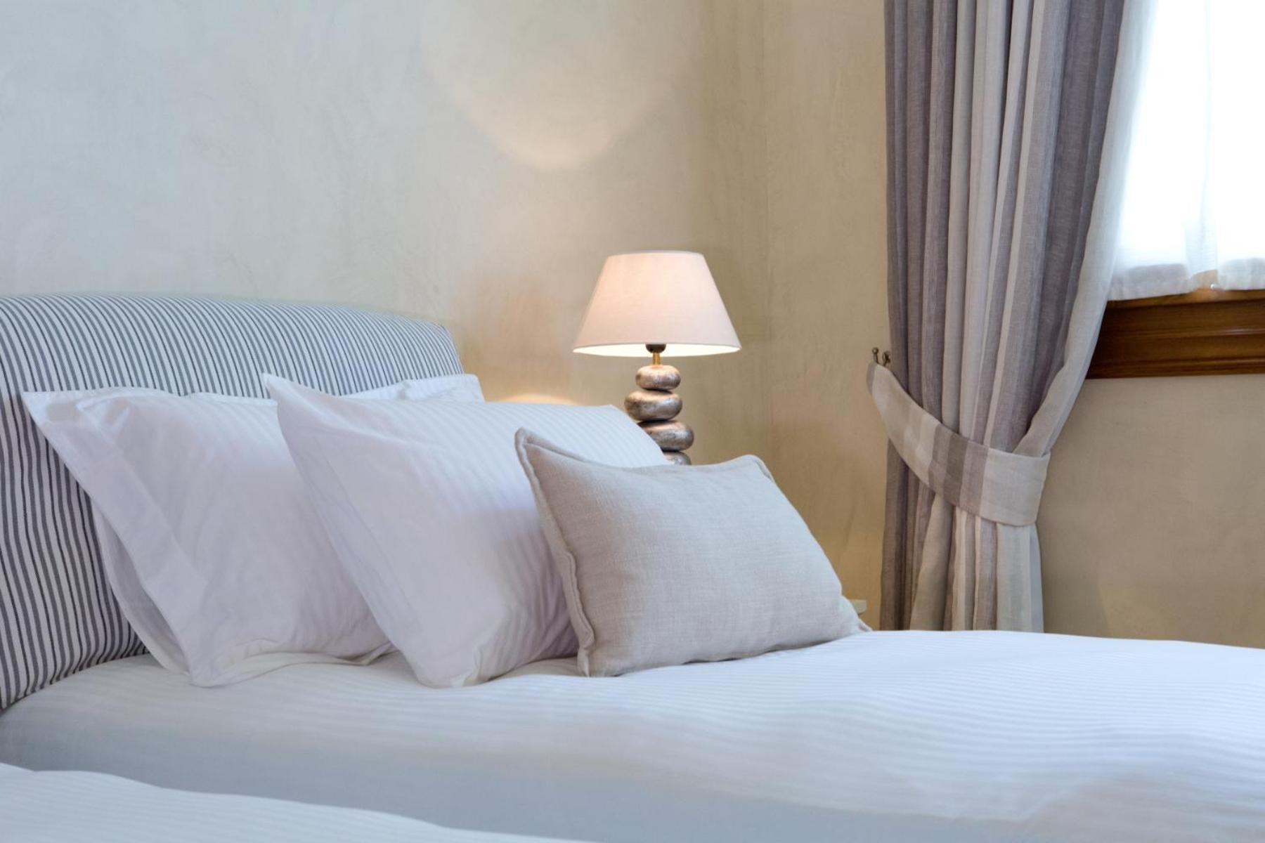 Villa Veneziano Suites & Villa Nidhrion Rum bild